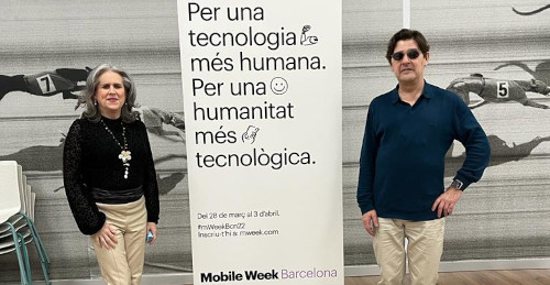 imagen de Celia Romero, CEO de TENYUS y presidenta de FUNTESO, junto a Enrique Varela, presidente de honor de FUNTESO, posando en la Mobile Week Barcelona