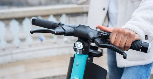 imagen de las manos de un hombre en el manillar de una bicicleta elétrica