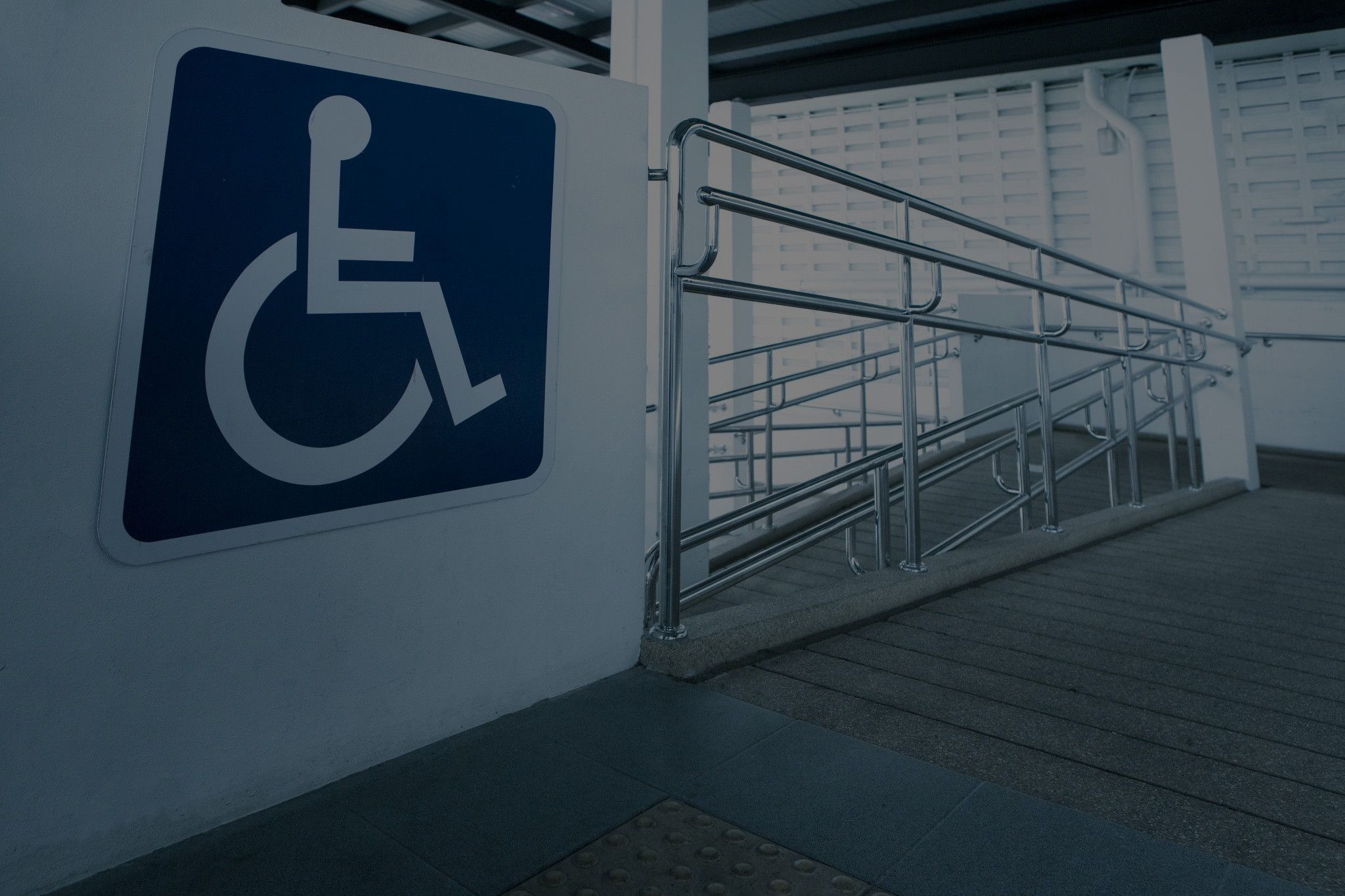 imagen de una rampa de accesibilidad de entrada a edificio
