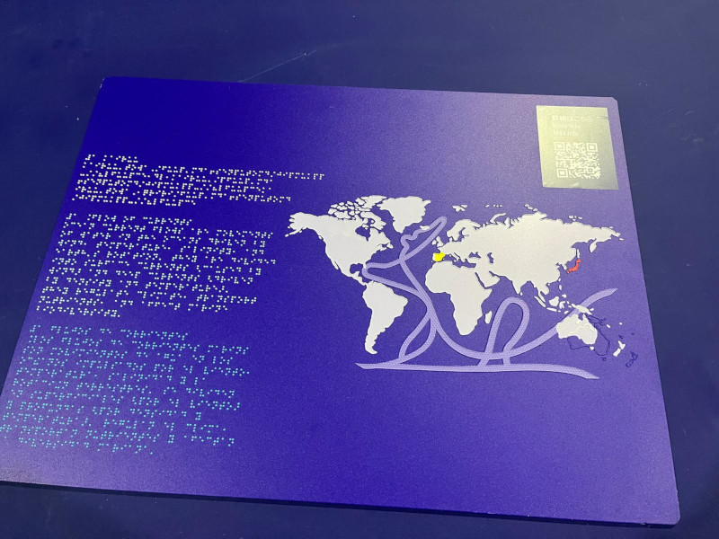imagen del interior del Pabellón de España de la Expo Universal Osaka 2025, en concreto de una placa braille de la exposición