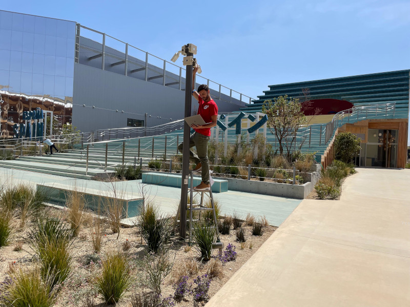 imagen del equipo técnico de TENYUS implementando la accesibilidad en el exterior del Pabellón de España de la Expo Universal Osaka 2025
