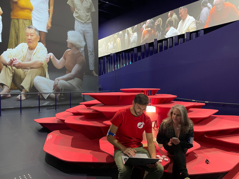 imagen del equipo técnico de TENYUS trabajando en la implementación de accesibilidad en el Pabellón de España de la Expo Universal Osaka 2025