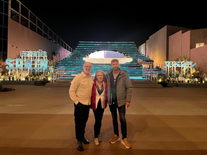 En la imagen, de izquierda a derecha: Fernando Muñoz, CEO de Smart and Green Design, Celia Romero, CEO de Tenyus, y Jorge Hyatt, técnico del equipo que ha implementado la accesibilidad en el pabellón español de la Expo Universal de Osaka 2025