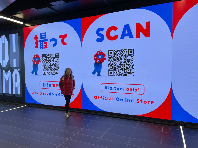 imagen de Celia Romero, CEO de TENYUS y presidenta de FUNTESO, Fundación Tecnología Social, en la entrada de la Expo Universal de Osaka 2025