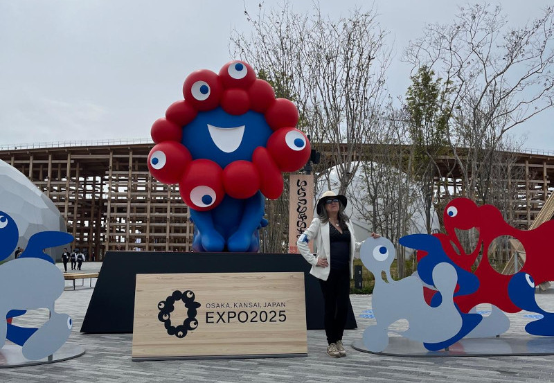 imagen en la que destaca Celia Romero, CEO de Tenyus y presidenta de FUNTESO, Fundación Tecnología Social, posando en la entrada de la Expo Universal de Osaka 2025